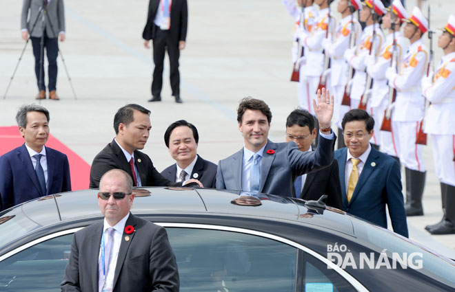 Trước khi lên xe về nơi lưu trú, Thủ tướng Canada Justin Trudeau không quên vẩy tay chào mọi người