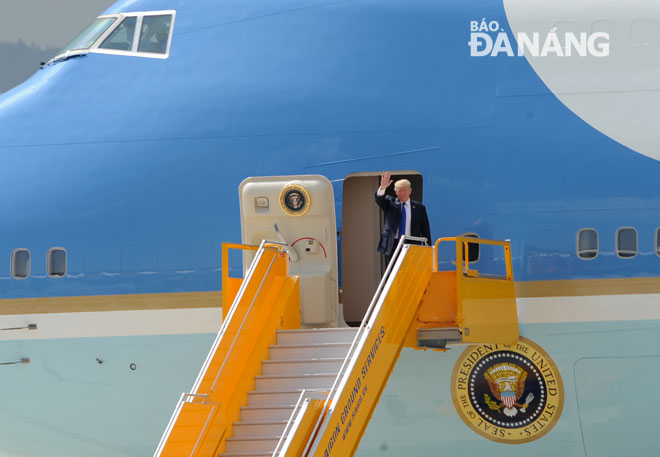 máy bay Air Force One chở Tổng thống Trump đã đáp xuống sân bay Đà Nẵng.