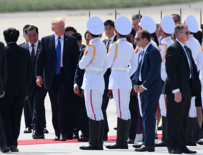 Đại diện Việt Nam ra đón ông Trump là Bộ trưởng Thông tin Truyền thông Trương Minh Tuấn và Chủ tịch UBND TP Đà Nẵng Huỳnh Đức Thơ.