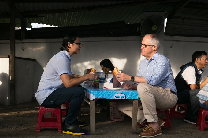 Australian PM Malcolm Turnbull shared a bánh mì breakfast with Australian-Vietnamese celebrity chef Luke Nguyen at a local street food restaurant in Đà Nẵng. — Photos: Australian Embassy Read more at http://vietnamnews.vn/life-style/417300/australian-prime-minister-enjoys-his-first-banh-mi-in-da-nang.html#WckrZuOpMDXOhAgb.99