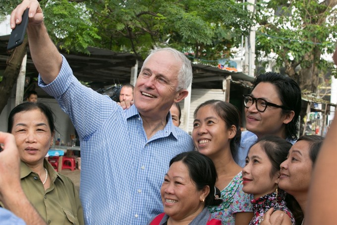 Australian Prime Minister Malcolm Turnbull takes a selfie with local residents in Đà Nẵng.  Read more at http://vietnamnews.vn/life-style/417300/australian-prime-minister-enjoys-his-first-banh-mi-in-da-nang.html#WckrZuOpMDXOhAgb.99