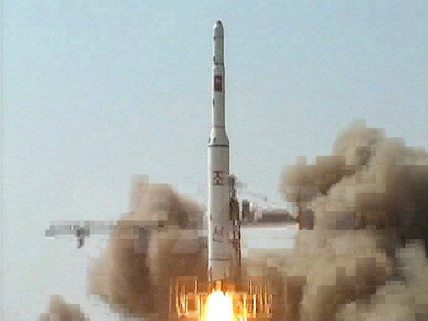 Tên lửa đẩy Unha-2 được cho là mang theo vệ tinh Kwangmyongsong-2 được phóng từ Hwadae-gun, tỉnh Bắc Hamgyong, Triều Tiên ngày 5/4/2009. (Nguồn: AFP/TTXVN)