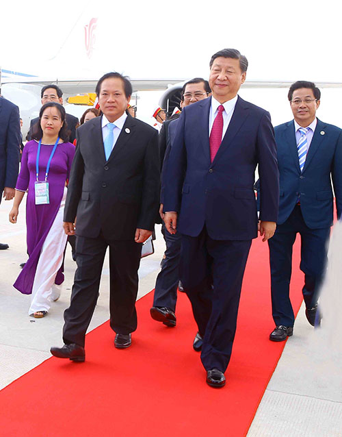 Bộ trưởng Bộ Thông tin và Truyền thông Trương Minh Tuấn đón Chủ tịch Trung Quốc Tập Cận Bình tại sân bay quốc tế Đà Nẵng, ngày 10-11. Ảnh: TTXVN