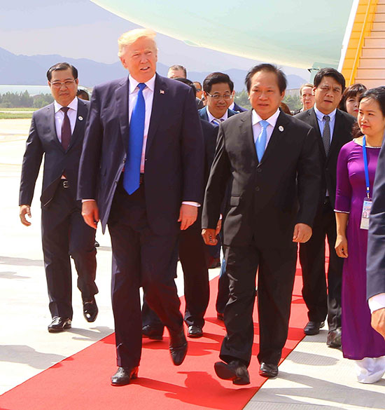 Bộ trưởng Bộ Thông tin và Truyền thông Trương Minh Tuấn đón Tổng thống Mỹ Donald Trump tại sân bay quốc tế Đà Nẵng, ngày 10-11. Ảnh: TTXVN