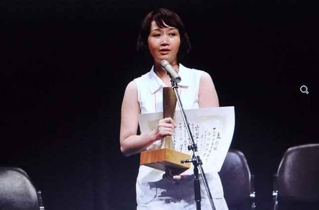 Đạo diễn Dương Mộng Thu và giải thưởng Ogawa Shinsuke - giải cao nhất trong hạng mục Phim tài liệu châu Á tại Liên hoan phim quốc tế Yamagata tại Nhật Bản năm 2013.