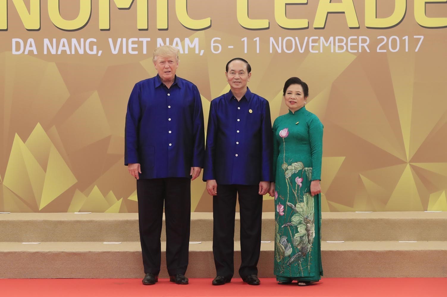 Chủ tịch nước Trần Đại Quang và Phu nhân đón Tổng thống Hoa Kỳ Donald Trump tới dự chiêu đãi. (Ảnh: TTXVN)