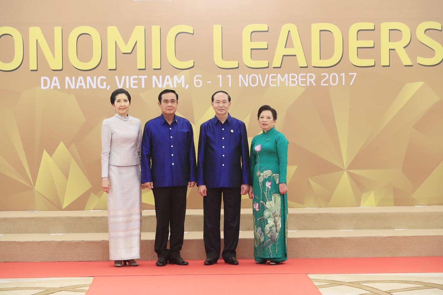 Chủ tịch nước Trần Đại Quang và Phu nhân đón Thủ tướng Thái Lan Prayuth Chan-ocha và Phu nhân tới dự chiêu đãi. (Ảnh: TTXVN)