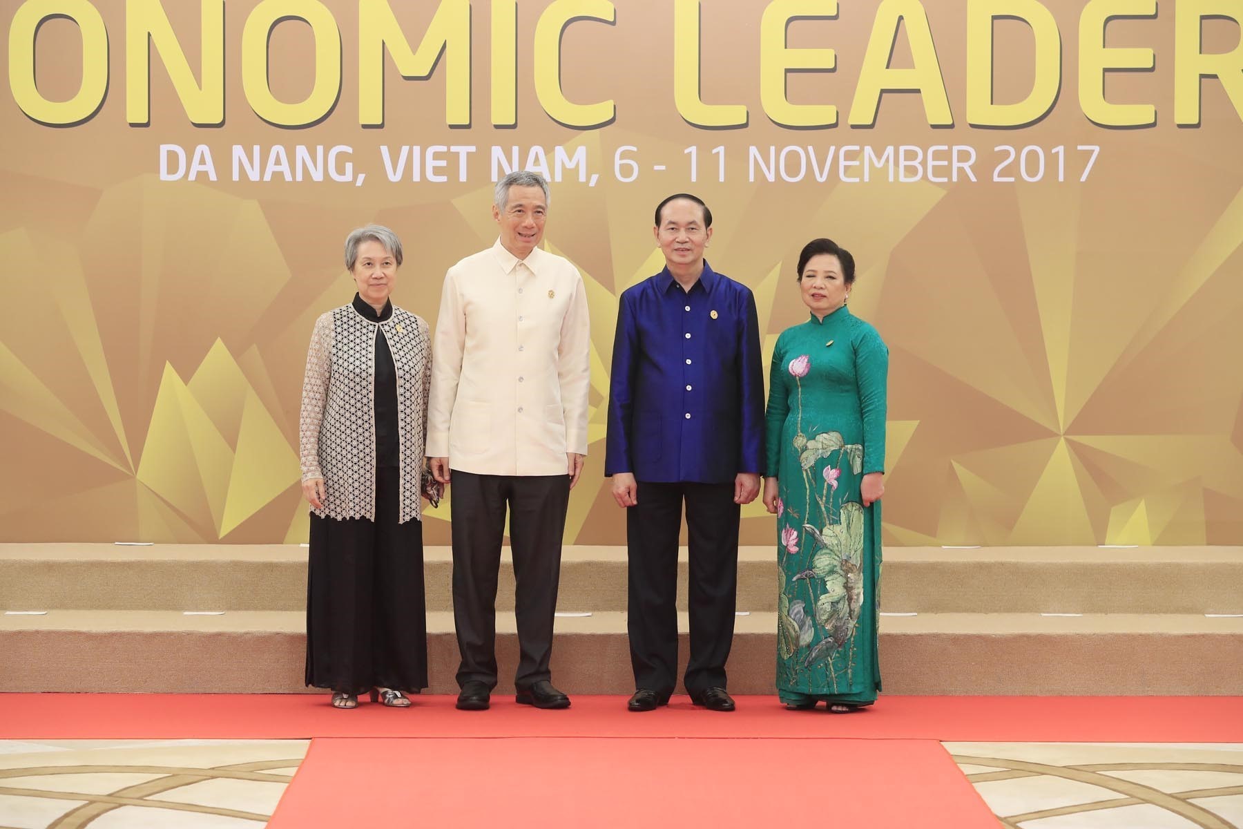 Chủ tịch nước Trần Đại Quang và Phu nhân đón Thủ tướng Singapore Lý Hiển Long và Phu nhân tới dự chiêu đãi. (Ảnh: TTXVN)