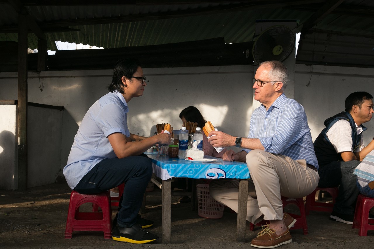 Thủ tướng Úc Malcolm Turnbull thưởng thức bánh mì vỉa hè. Ảnh: Đại sứ quán Úc cung cấp