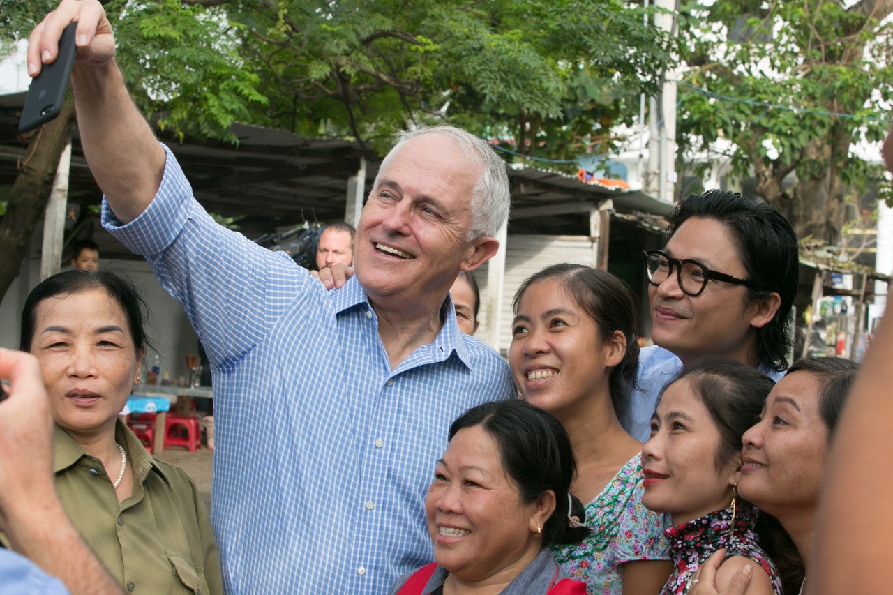 Thủ tướng Úc Malcolm Turnbull chụp ảnh cùng người dân Đà Nẵng. Ảnh: Đại sứ quán Úc cung cấp