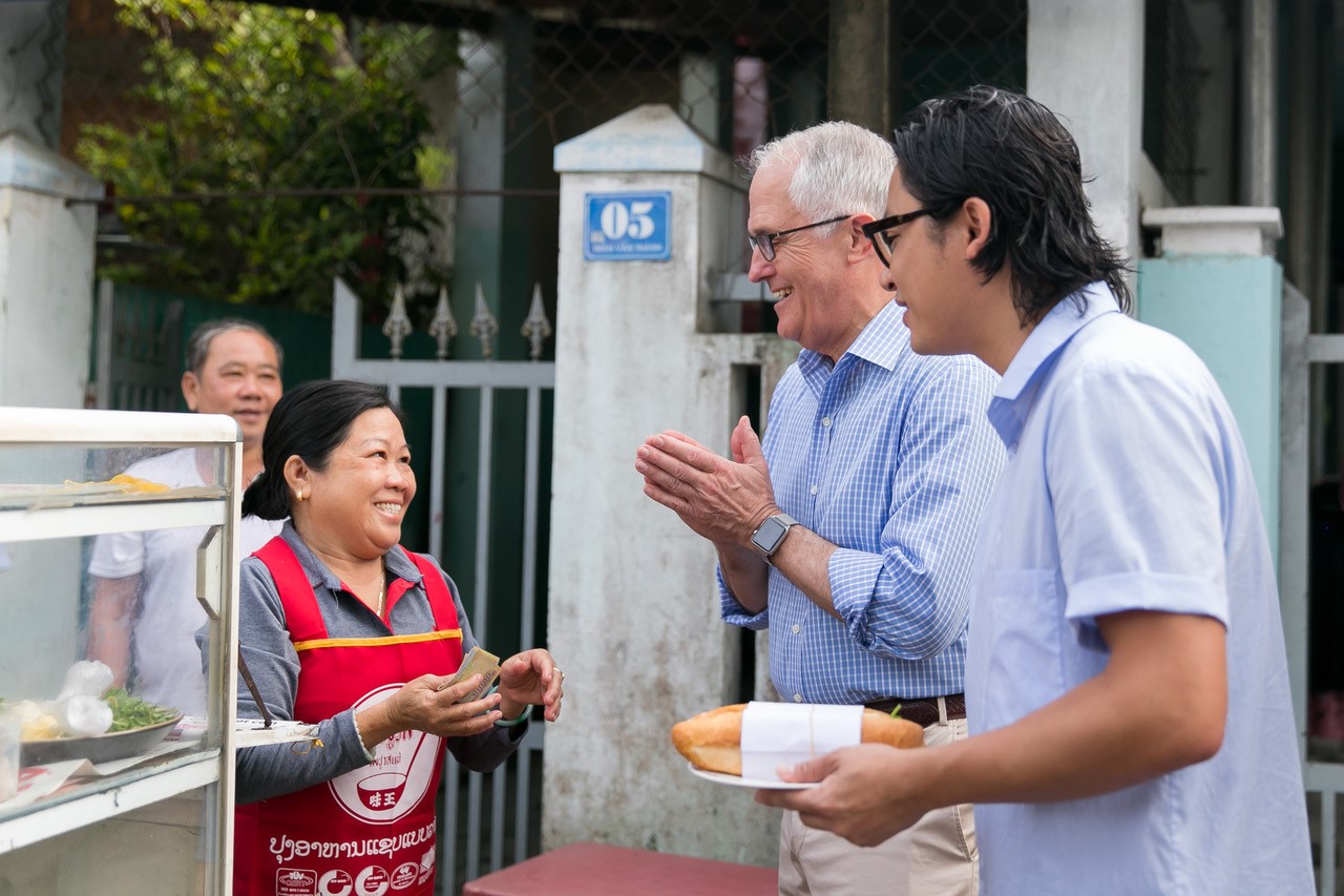 Thủ tướng Úc Malcolm Turnbull vui vẻ tìm hiểu về món ăn mới tại Đà Nẵng. Ảnh: Đại sứ quán Úc cung cấp