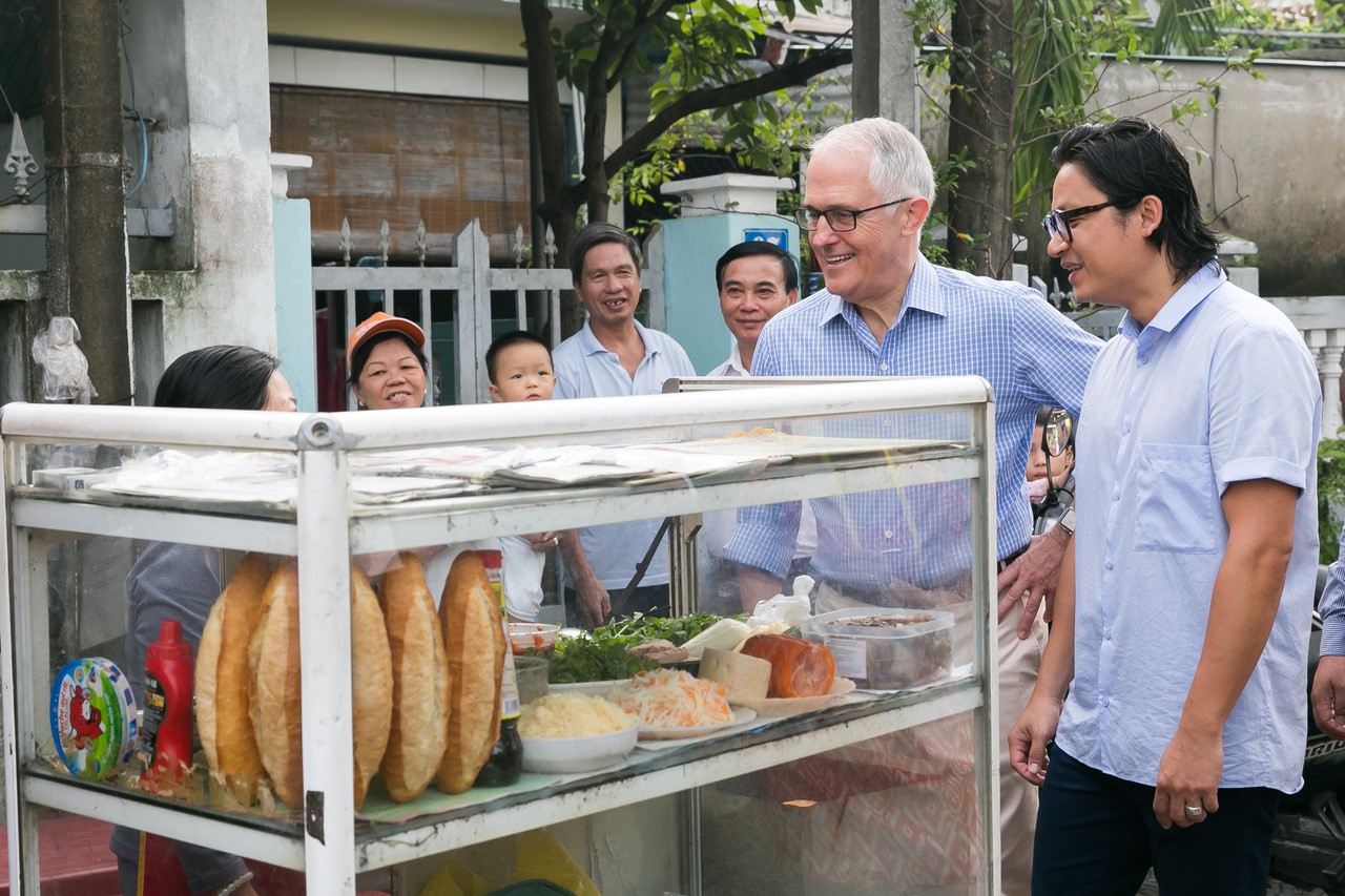 Thủ tướng Úc Malcolm Turnbull cùng đầu bếp nổi tiếng người Úc gốc Việt Luke Nguyen trò chuyện với người bán bánh mì. Ảnh: Đại sứ quán Úc cung cấp