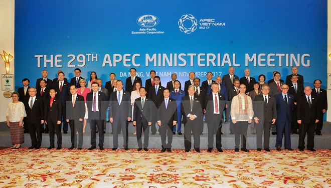 Phó Thủ tướng, Bộ trưởng Ngoại giao Phạm Bình Minh; Bộ trưởng Công Thương Trần Tuấn Anh cùng các đại biểu tham dự hội nghị AMM 29 chụp ảnh chung. (Nguồn: TTXVN)