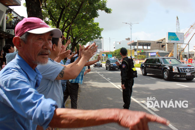  Local residents cheering the arrivals of the APEC economies’ leaders