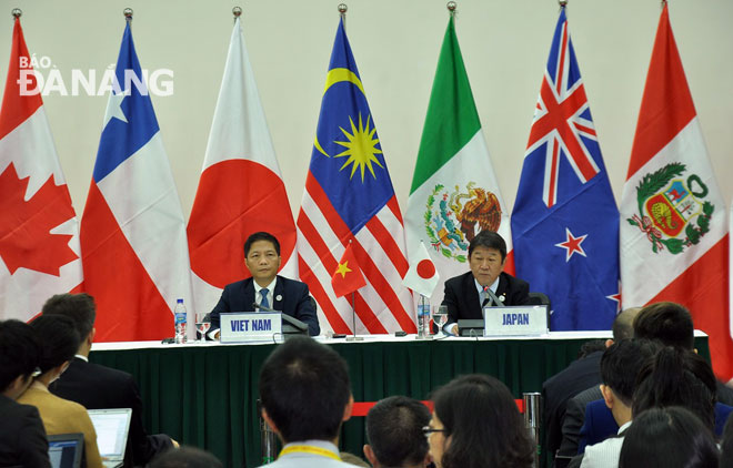 Bộ trưởng Bộ Công thương Việt Nam Trần Tuấn Anh và Bộ trưởng Tái thiết kinh tế Nhật Bản Toshimitsu Motegi thông báo kết quả đàm phán Hiệp định Đối tác xuyên Thái Bình Dương – TPP năm 2017
