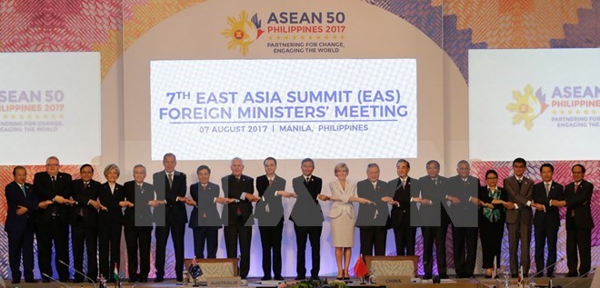 Officials pose for a photo at the 7th East Asia Summit Foreign Ministers' Meeting in Manila in August 7, 2017 (Photo: VNA)