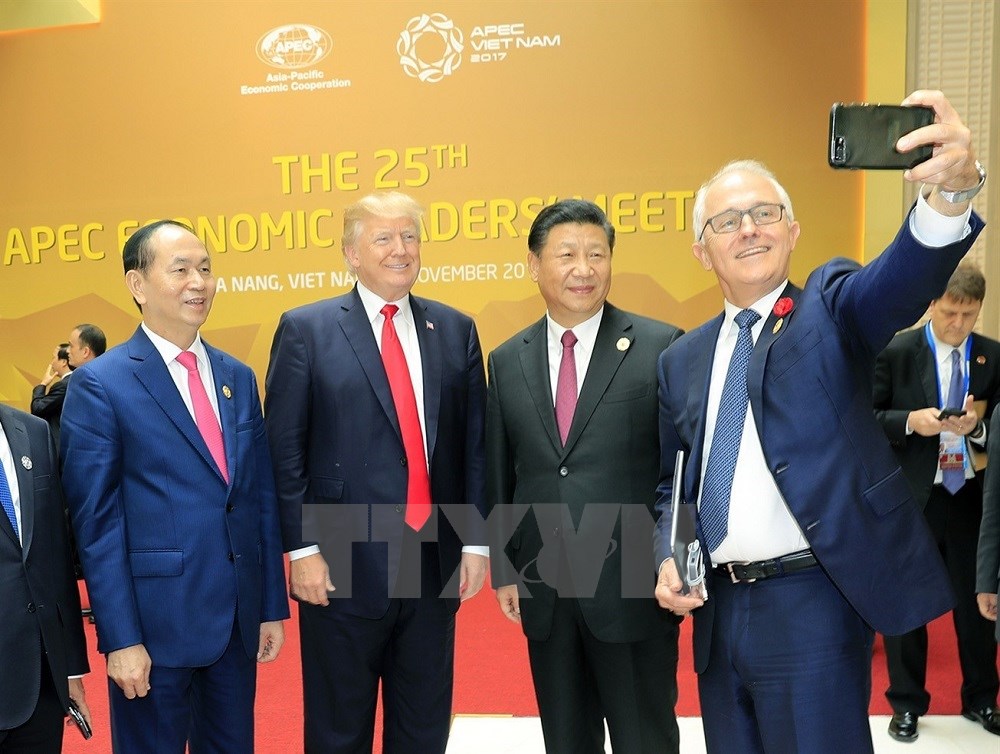 Thủ tướng Australia Malcolm Turnbull dùng điện thoại tự chụp ảnh kỷ niệm chung với Chủ tịch nước Trần Đại Quang, Tổng thống Hoa Kỳ Donald Trump và Chủ tịch Trung Quốc Tập Cận Bình tại phiên khai mạc hội nghị. (Ảnh: TTXVN)