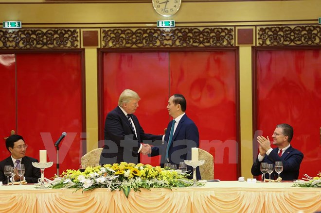 Chủ tịch nước Trần Đại Quang chủ trì Quốc yến chào mừng Tổng thống Donald Trump và Đoàn đại biểu cấp cao Hoa Kỳ. (Ảnh: Minh Sơn/Vietnam+)