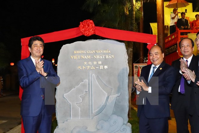 Thủ tướng Nguyễn Xuân Phúc và Thủ tướng Nhật Bản Shinzo Abe khai trương Không gian văn hóa Việt-Nhật. (Ảnh: TTXVN)
