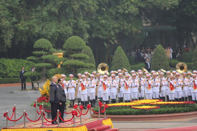 Chủ tịch nước Trần Đại Quang chúc mừng Tổng thống Donald Trump đã có những ngày làm việc hiệu quả và thành công trong khuôn khổ Tuần lễ Cấp cao APEC 2017 tại thành phố Đà Nẵng, góp phần quan trọng vào thành công chung của hội nghị. (Ảnh: Minh Sơn)