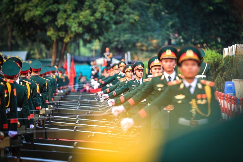 Nghi thức bắn đại bác chào mừng chuyến thăm cấp Nhà nước tới Việt Nam của Tổng Bí thư, Chủ tịch Trung Quốc Tập Cận Bình. (Ảnh: Trọng Đạt/TTXVN)