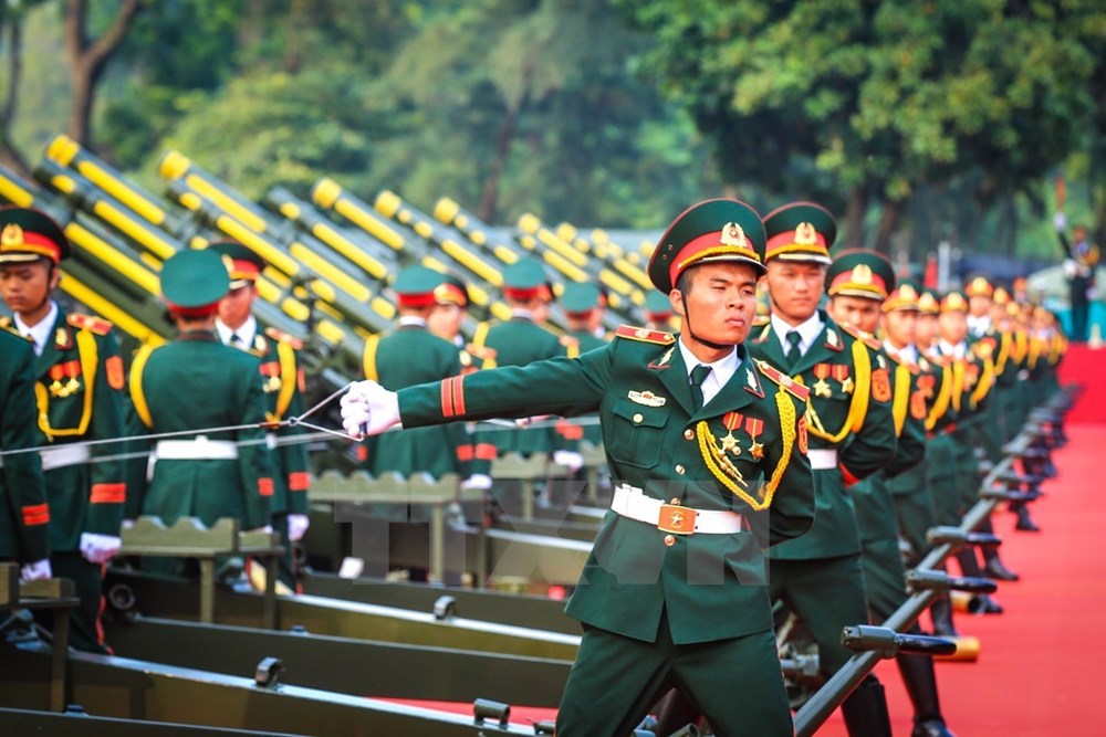 Nghi thức bắn đại bác chào mừng chuyến thăm cấp Nhà nước tới Việt Nam của Tổng Bí thư, Chủ tịch Trung Quốc Tập Cận Bình. (Ảnh: Trọng Đạt/TTXVN)