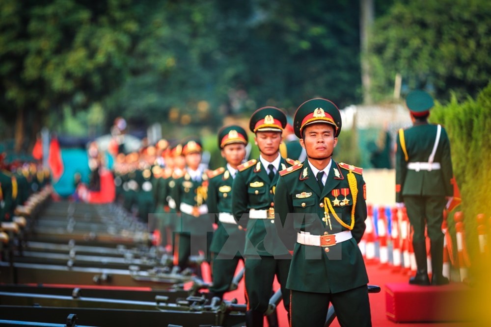 Đội nghi lễ bắn đại bác chào mừng chuyến thăm cấp Nhà nước tới Việt Nam của Tổng Bí thư, Chủ tịch Trung Quốc Tập Cận Bình. (Ảnh: Trọng Đạt/TTXVN)