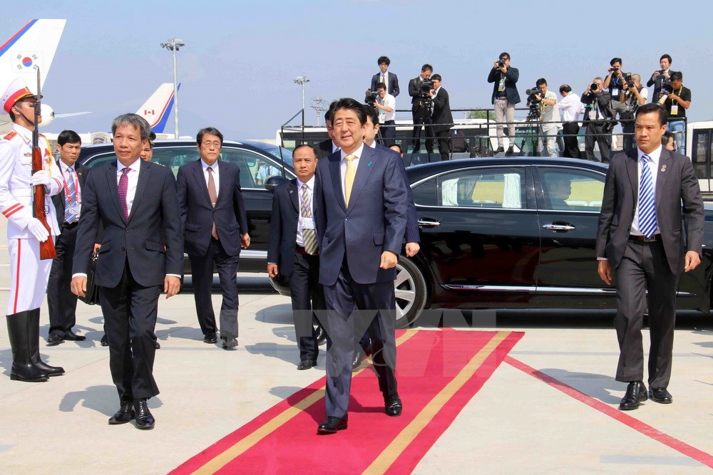 Sáng 12/11, tại Sân bay quốc tế Đà Nẵng diễn ra Lễ tiễn chính thức Thủ tướng Nhật Bản Shinzo Abe cùng đoàn đại biểu cấp cao tham dự Tuần lễ Cấp cao APEC 2017. (Ảnh: TTXVN)