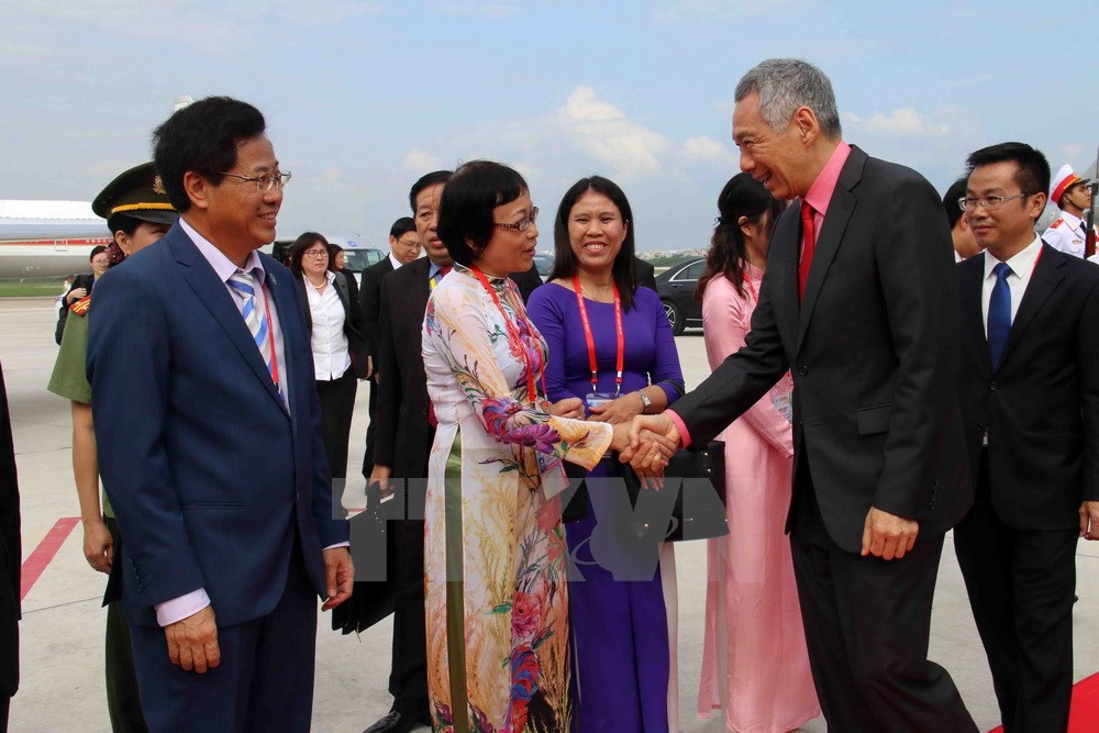 Sáng 12/11, tại Sân bay quốc tế Đà Nẵng diễn ra Lễ tiễn chính thức Thủ tướng Singapore Lý Hiển Long cùng đoàn đại biểu cấp cao tham dự Tuần lễ Cấp cao APEC 2017. (Ảnh: TTXVN)
