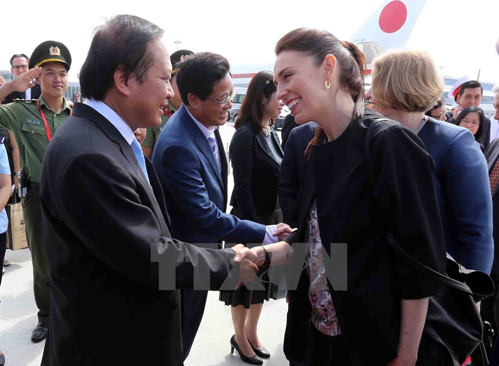Sáng 12/11, tại Sân bay quốc tế Đà Nẵng diễn ra Lễ tiễn chính thức Thủ tướng New Zealand Jacinda Ardern cùng đoàn đại biểu cấp cao tham dự Tuần lễ Cấp cao APEC 2017. (Ảnh: TTXVN)