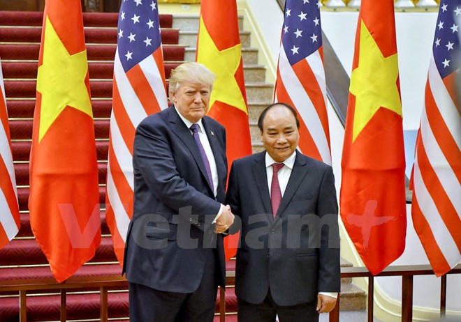 Tại Trụ sở Chính phủ, Thủ tướng Chính phủ Nguyễn Xuân Phúc đã chào mừng Tổng thống Donald Trump và Đoàn đại biểu cấp cao Hoa Kỳ thăm cấp Nhà nước tới Việt Nam, khẳng định Việt Nam coi trọng quan hệ với Hoa Kỳ và mong muốn quan hệ Việt Nam-Hoa Kỳ tiếp tục phát triển thực chất, hiệu quả hơn trong thời gian tới. (Ảnh: Minh Sơn/Vietnam+)