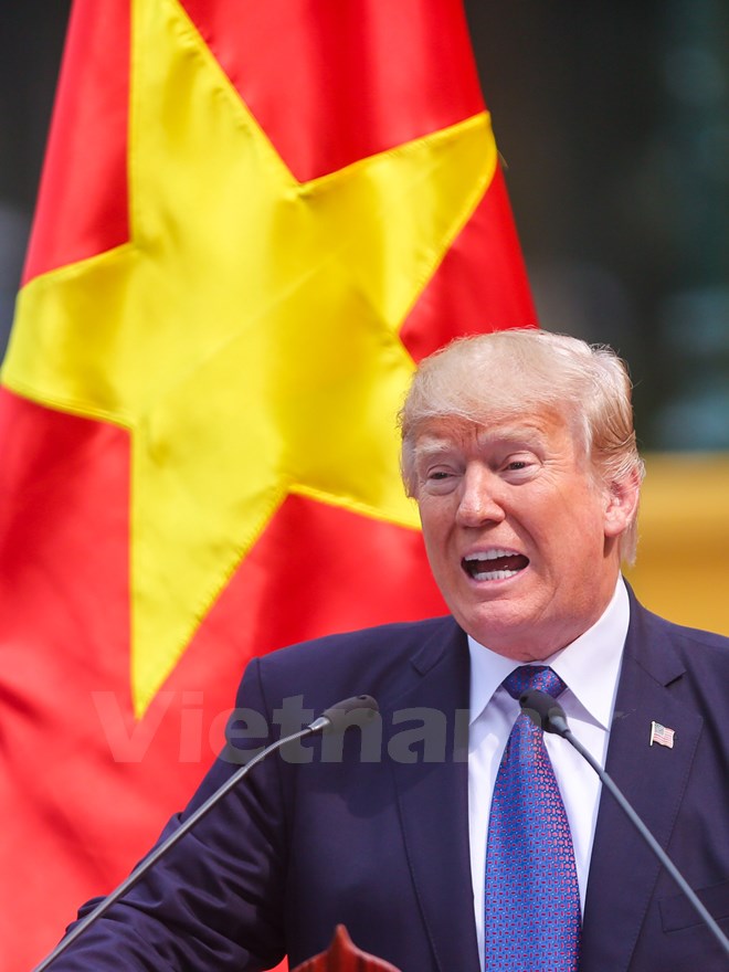 Tổng thống Donald Trump nhấn mạnh, qua hơn hai thập kỷ, Hoa Kỳ và Việt Nam đã cùng nhau tìm ra những điểm tương đồng dựa trên lợi ích chung, tạo ra sự gắn kết để có được mối quan hệ như hiện nay. Và chuyến thăm của Tổng thống Donald Trump là để tái khẳng định những gắn kết đó. (Ảnh: Minh Sơn/Vietnam+)