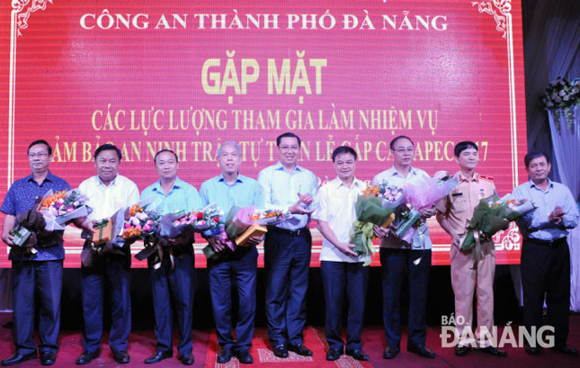 Chủ tịch UBND thành phố Huỳnh Đức Thơ (giữa) tặng hoa cho lãnh đạo các đoàn tham gia công tác bảo vệ Tuần lễ Cấp cao APEC.  								       Ảnh: NGỌC PHÚ