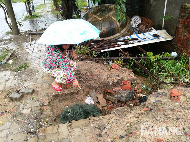 Nhà bà Hoàng Thị Xuân phải chủ động đục thông vỉa hè đấu nối vào cống thoát đường Nguyễn Trung Trực để thoát nước trong nhà.                 		                        Ảnh: TRỌNG HUY