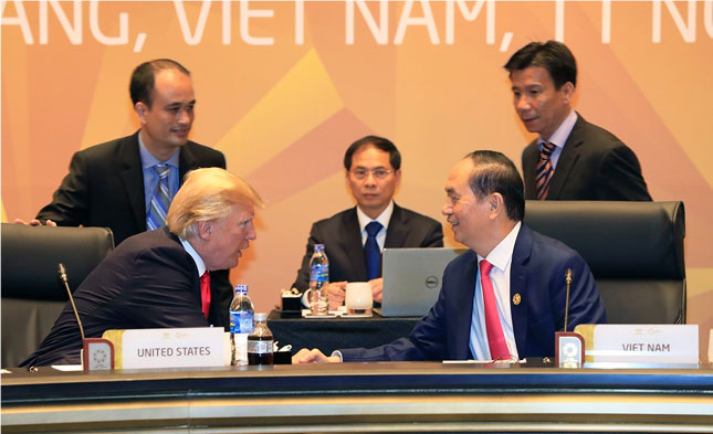 Chủ tịch nước Việt Nam Trần Đại Quang và Tổng thống Mỹ Donald Trump trao đổi tại Tuần lễ Cấp cao APEC 2017.  					Ảnh: apec.org