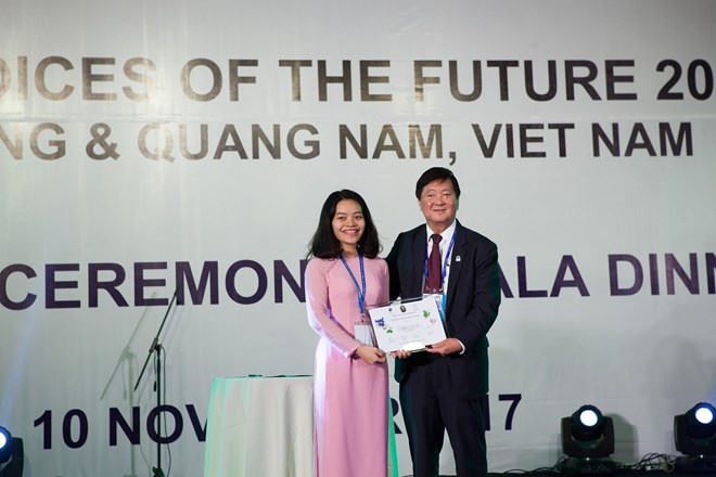 Nguyen Cam Tu (L), a student of Vietnam's Academy of Finance, is presented with the leadership award at the APEC 2017 Voices of the Future (Photo: VNA)