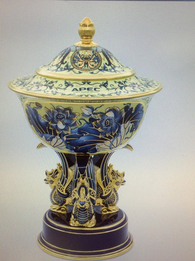 The Minh Long jade cup is chosen as the gift to the APEC leaders (Photo: VNA)