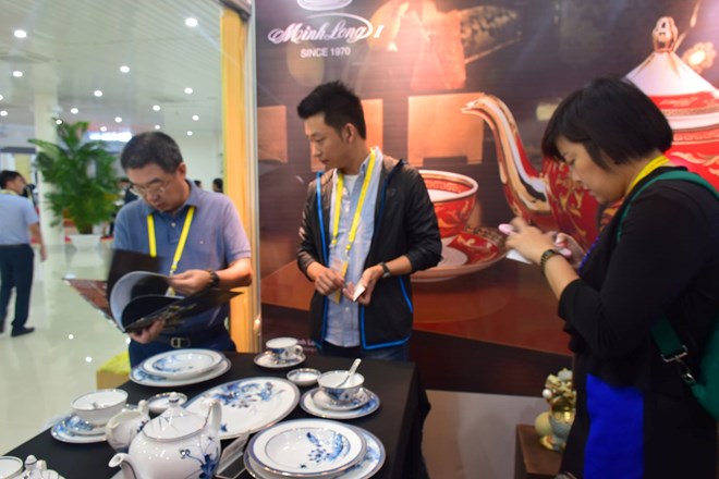 Reporters visit Minh Long booth in the International Media Centre (Photo: VNA)