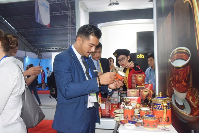 An APEC delegate contemplates Minh Long ceramic products (Photo : VNA)