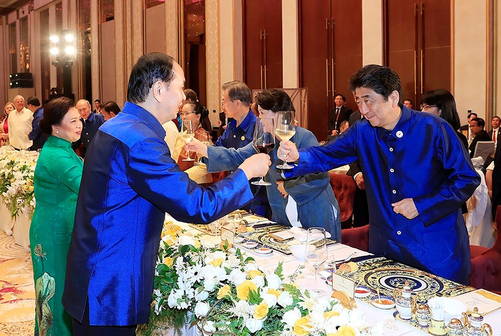 President Tran Dai Quang and Japanese Prime Minister Shinzo Abe make a toast at the event (Source: VNA)