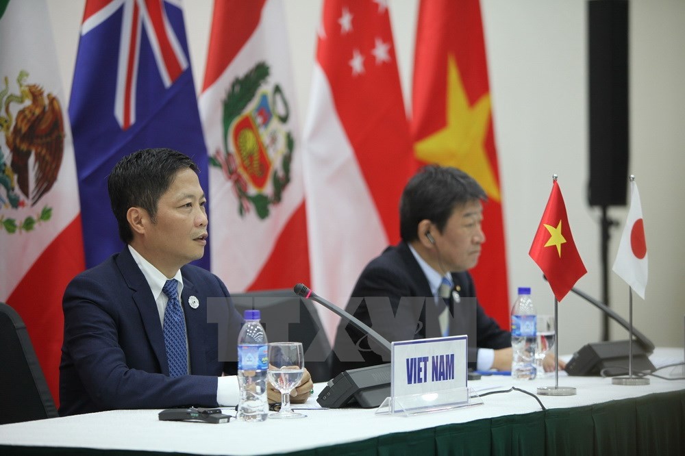 Bộ trưởng Công Thương Trần Tuấn Anh (bên trái) và Bộ trưởng Tái thiết kinh tế Nhật Bản Toshimitsu Motegi chủ trì Họp báo về kết quả Cuộc họp không chính thức của đại diện 11 nước (không có Hoa Kỳ) tham gia Hiệp định Đối tác Xuyên Thái Bình Dương (TPP), do Việt Nam và Nhật Bản đồng chủ trì, trưa 11/11. (Ảnh: TTXVN)