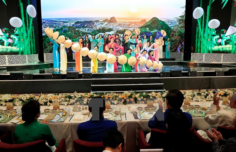 Chương trình biểu diễn nghệ thuật chào mừng tại Tiệc chiêu đãi các Nhà lãnh đạo APEC và Phu nhân, tối 10/11. (Ảnh: TTXVN)