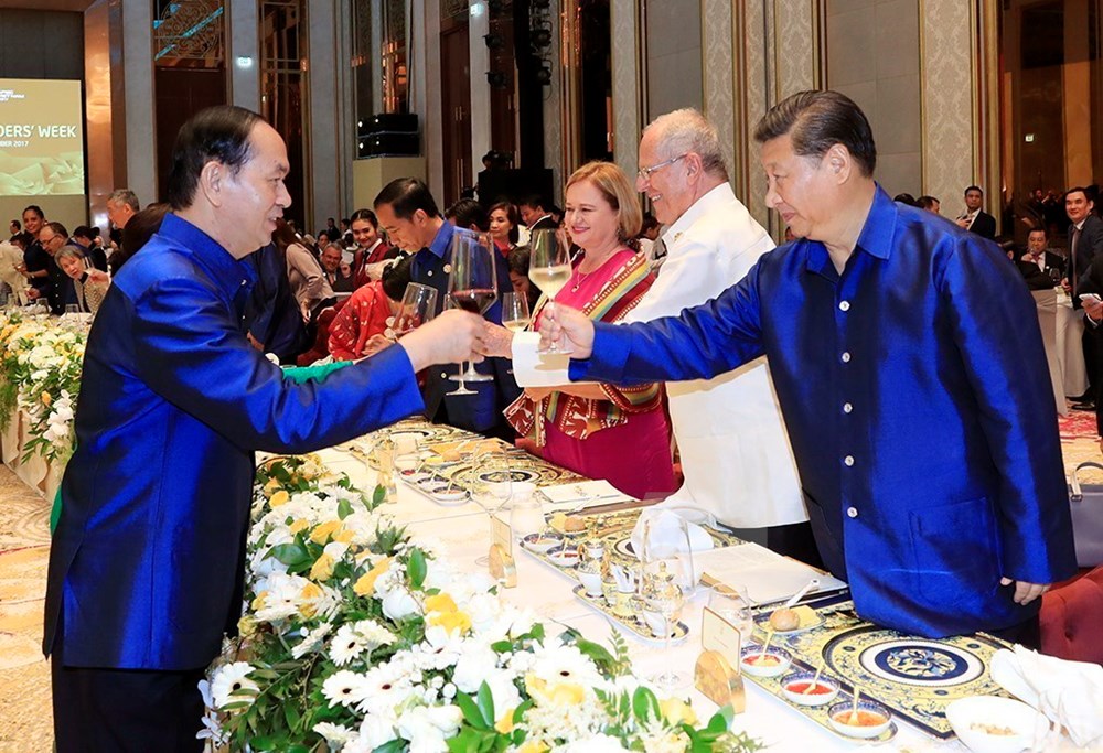 Chủ tịch nước Trần Đại Quang nâng cốc chúc mừng Chủ tịch Trung Quốc Tập Cận Bình tại Tiệc chiêu đãi chào mừng các nhà Lãnh đạo APEC và Phu nhân, tối 10/11. (Ảnh: TTXVN)