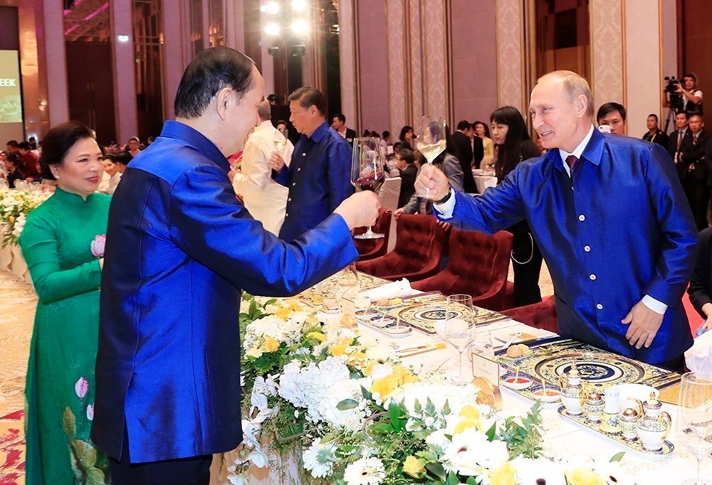 Chủ tịch nước Trần Đại Quang nâng cốc chúc mừng Tổng thống Nga Vladimir Putin tại Tiệc chiêu đãi chào mừng các nhà Lãnh đạo APEC và Phu nhân, tối 10/11. (Ảnh: TTXVN)