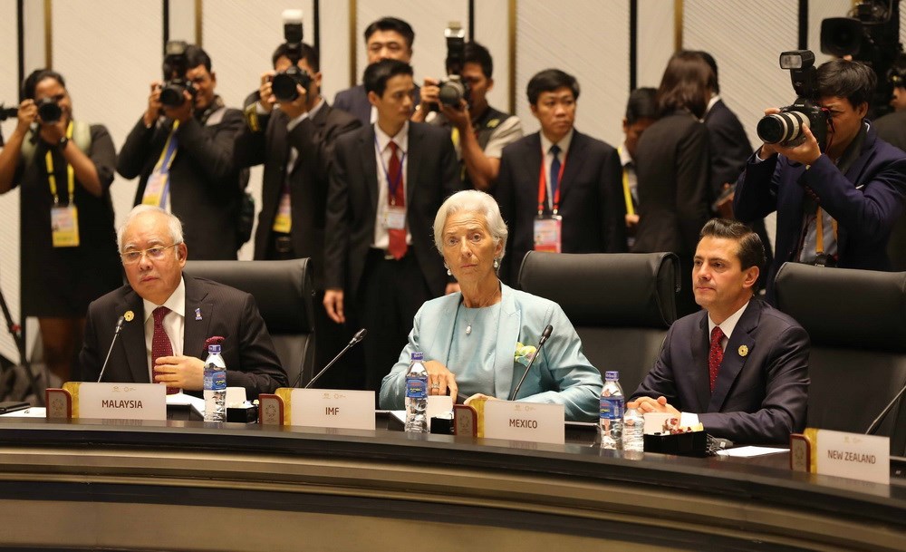 Tổng Giám đốc Quỹ Tiền tệ quốc tế (IMF) Christine Lagarde (giữa) dự Phiên họp kín thứ nhất với chủ đề ''Tăng trưởng sáng tạo, phát triển bao trùm và việc làm bền vững trong kỷ nguyên số'' của Hội nghị các Nhà lãnh đạo Kinh tế APEC lần thứ 25, sáng 11/11. (Ảnh: TTXVN)
