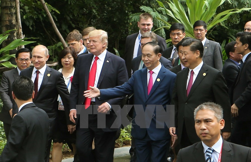 (Từ trái qua phải): Tổng thống Nga Vladimir Putin, Tổng thống Hoa Kỳ Donald Trump, Chủ tịch nước Trần Đại Quang, Chủ tịch Trung Quốc Tập Cận Bình trên đường tới địa điểm chụp ảnh chung, sau khi kết thúc Phiên họp kín thứ nhất của Hội nghị các Nhà lãnh đạo Kinh tế APEC lần thứ 25, sáng 11/11. (Ảnh: TTXVN)