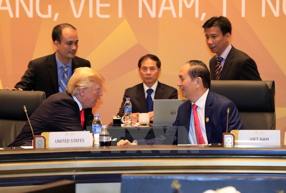 Chủ tịch nước Trần Đại Quang và Tổng thống Hoa Kỳ Donald Trump tại Phiên họp kín thứ nhất với chủ đề ''Tăng trưởng sáng tạo, phát triển bao trùm và việc làm bền vững trong kỷ nguyên số'' của Hội nghị các Nhà lãnh đạo Kinh tế APEC lần thứ 25, sáng 11/11. (Ảnh: TTXVN)