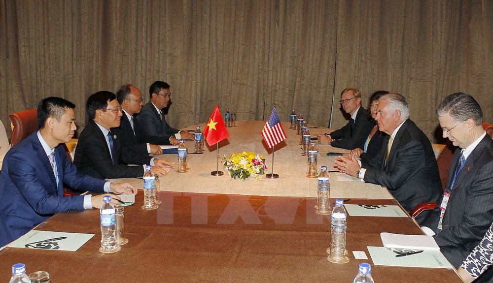 Phó Thủ tướng, Bộ trưởng Ngoại giao Phạm Bình Minh tiếp Bộ trưởng Ngoại giao Hoa Kỳ Rex Tillerson, sáng 10/11. (Ảnh: TTXVN)
