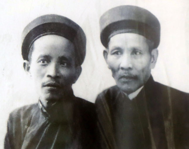 Cụ Huỳnh Thúc Kháng (phải) và cụ Ngô Đức Kế sau khi ra khỏi nhà tù Côn Đảo đã cùng nhau lập nên báo Tiếng Dân. Ảnh tư liệu chụp lại từ Nhà lưu niệm Huỳnh Thúc Kháng, Tiên Phước.