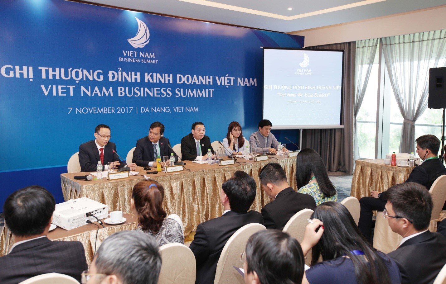 Toàn cảnh phiên thảo luận “Khởi nghiệp & Đổi mới sáng tạo” tại Hội nghị Thượng đỉnh Kinh doanh Việt Nam 2017
